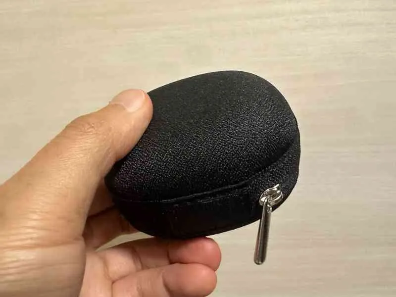 ワイヤレスイヤホンケースのような片手サイズでケース付き