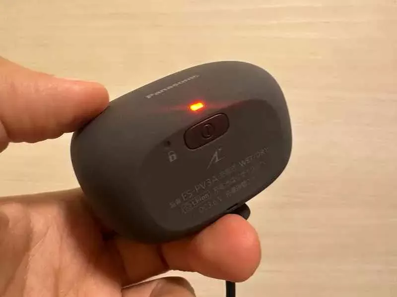 電源ボタンは本体の底側にある